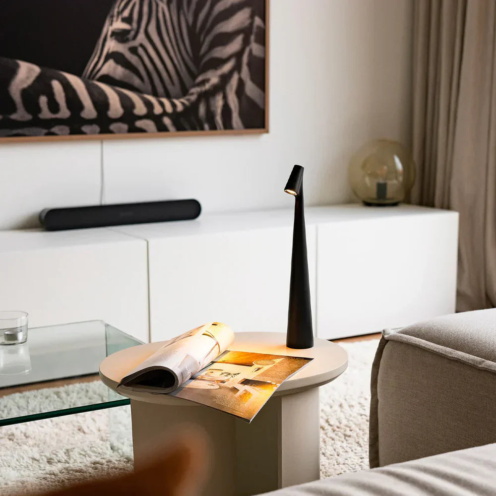 Elegancka lampa stołowa LED o nowoczesnym smukłym designie z dotykowym włącznikiem