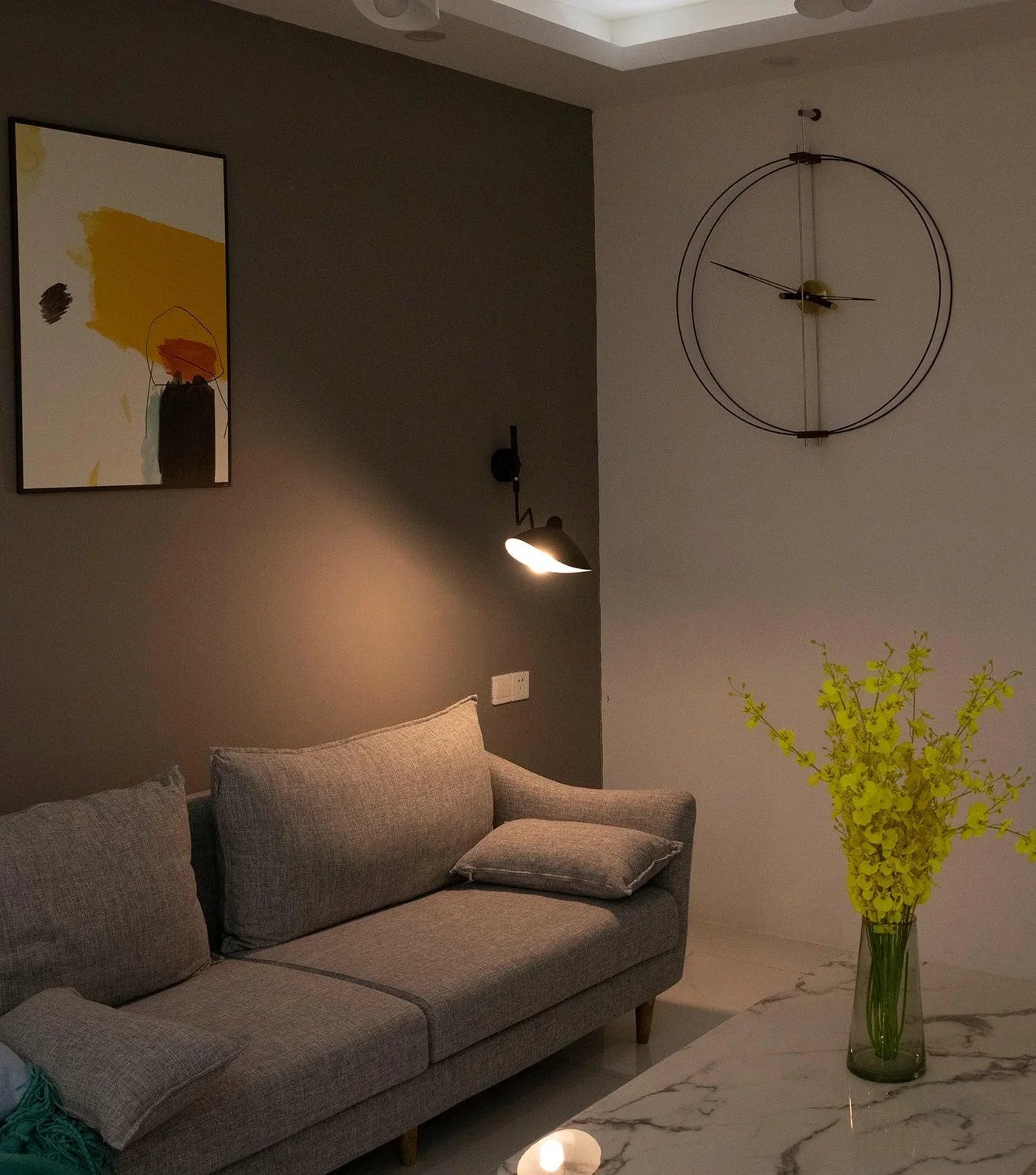 Designerska lampa ścienna z podwójnym ramieniem – regulowana lampa kinkietowa do salonu, biura lub sypialni