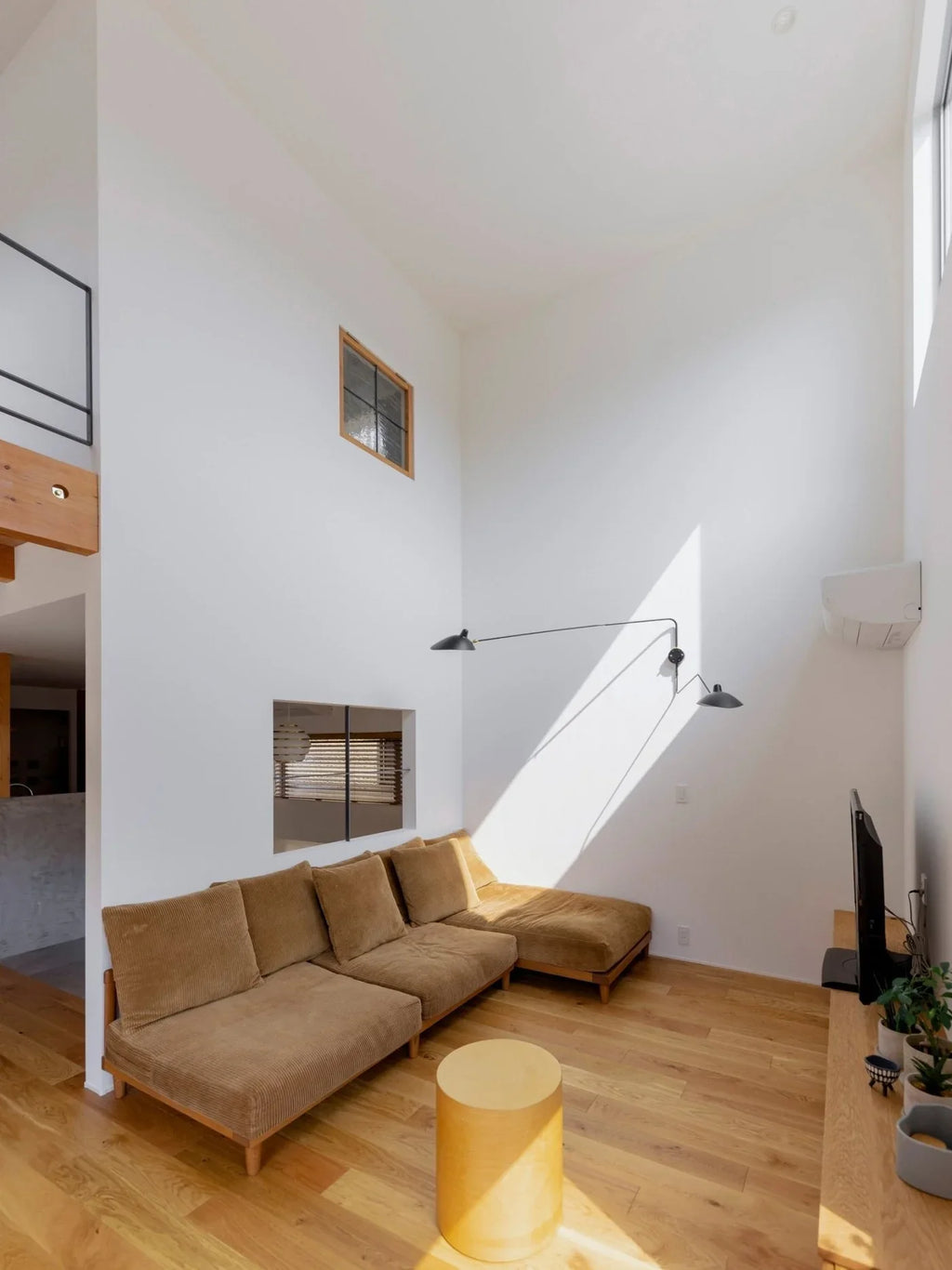 Designerska lampa ścienna z podwójnym ramieniem – regulowana lampa kinkietowa do salonu, biura lub sypialni