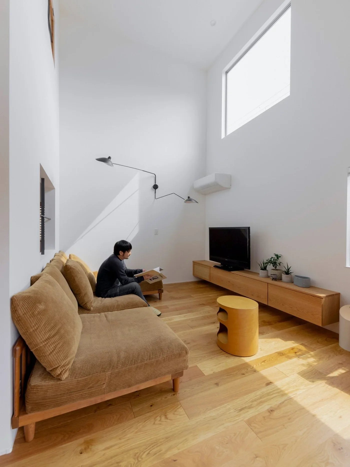 Designerska lampa ścienna z podwójnym ramieniem – regulowana lampa kinkietowa do salonu, biura lub sypialni