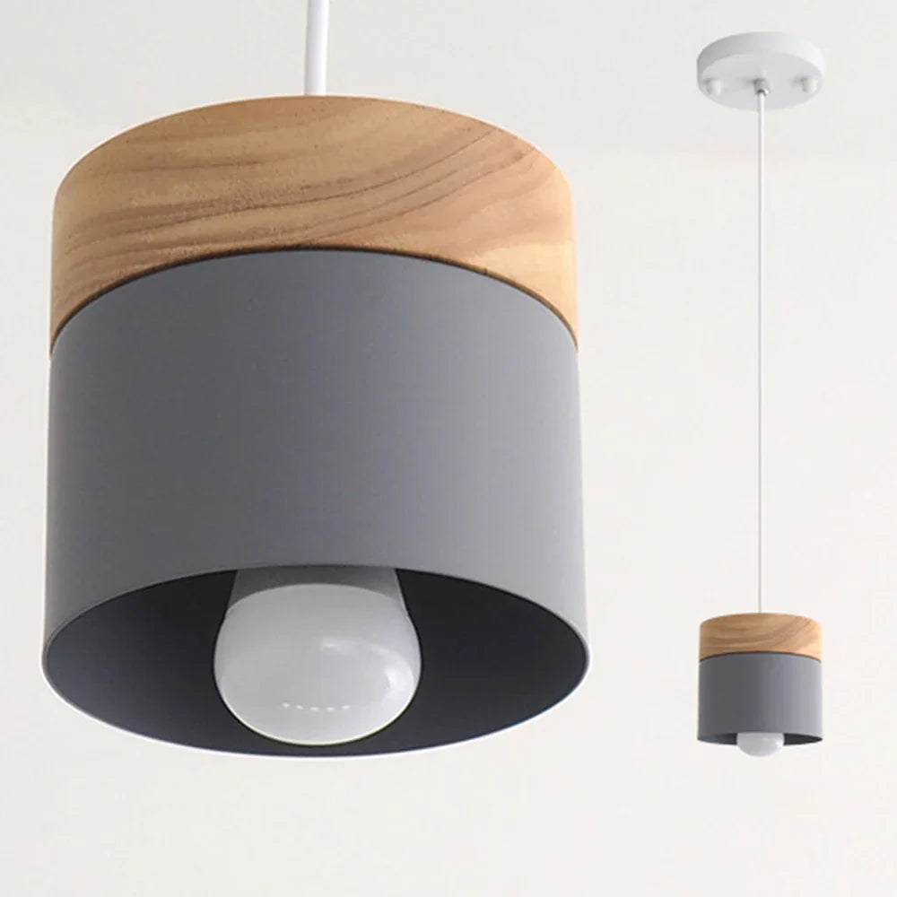 Lampa Wisząca w Stylu Skandynawskim – Metalowy Klosz z Drewnem, Minimalistyczne Oświetlenie