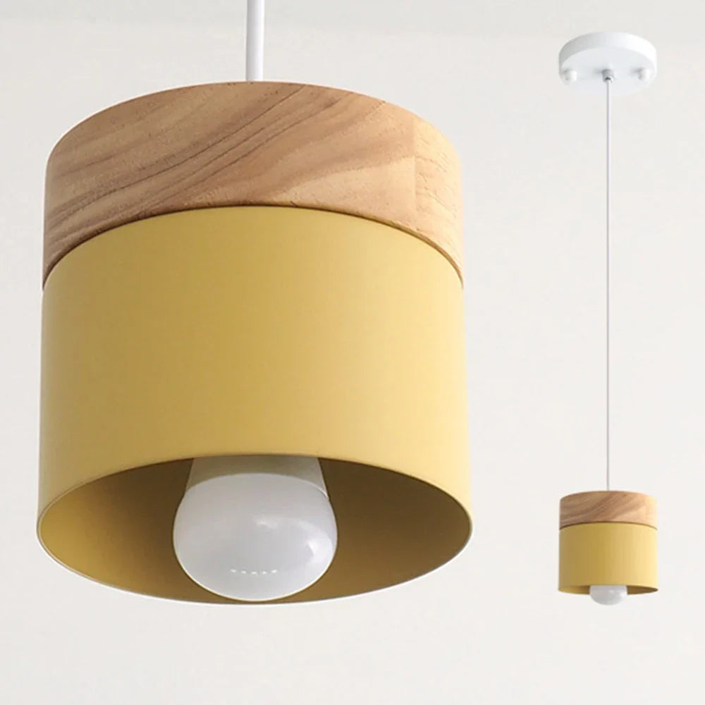 Lampa Wisząca w Stylu Skandynawskim – Metalowy Klosz z Drewnem, Minimalistyczne Oświetlenie