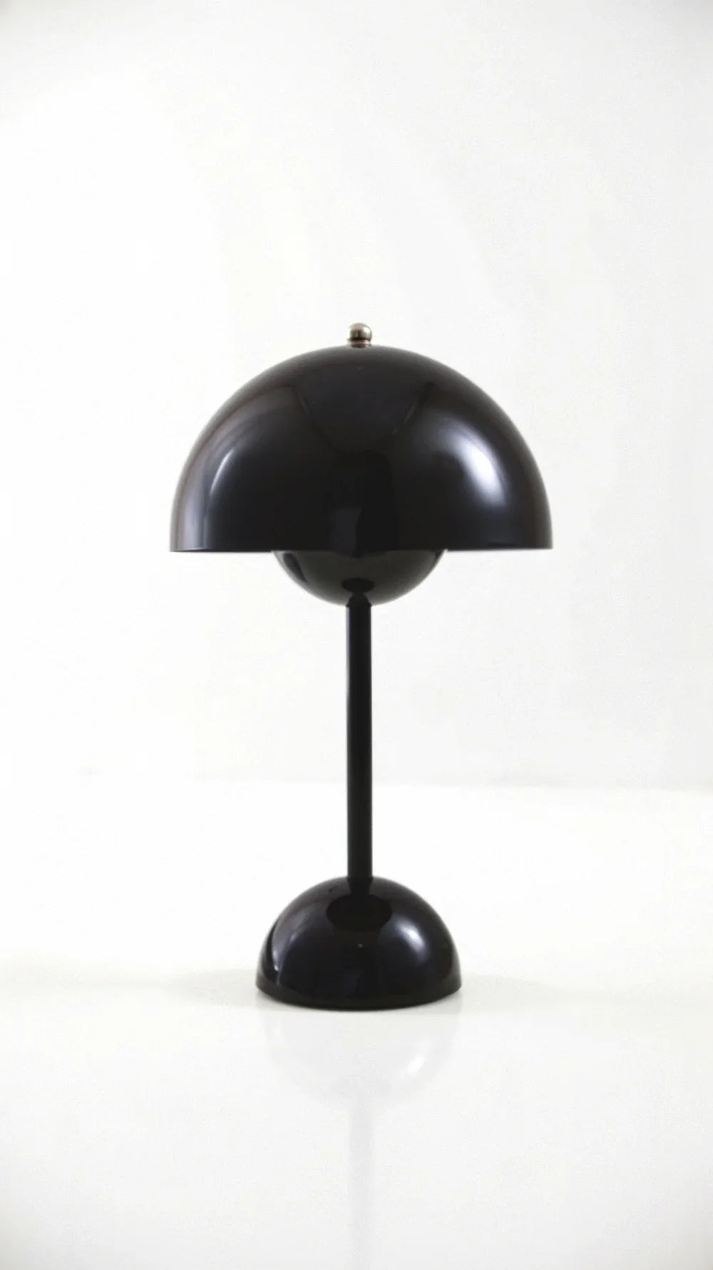 Bezprzewodowa lampa stołowa o minimalistycznym designie