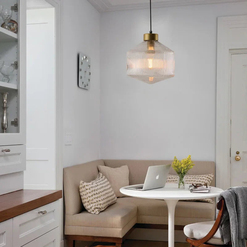 Elegancka szklana lampa wisząca z ryflowanym kloszem