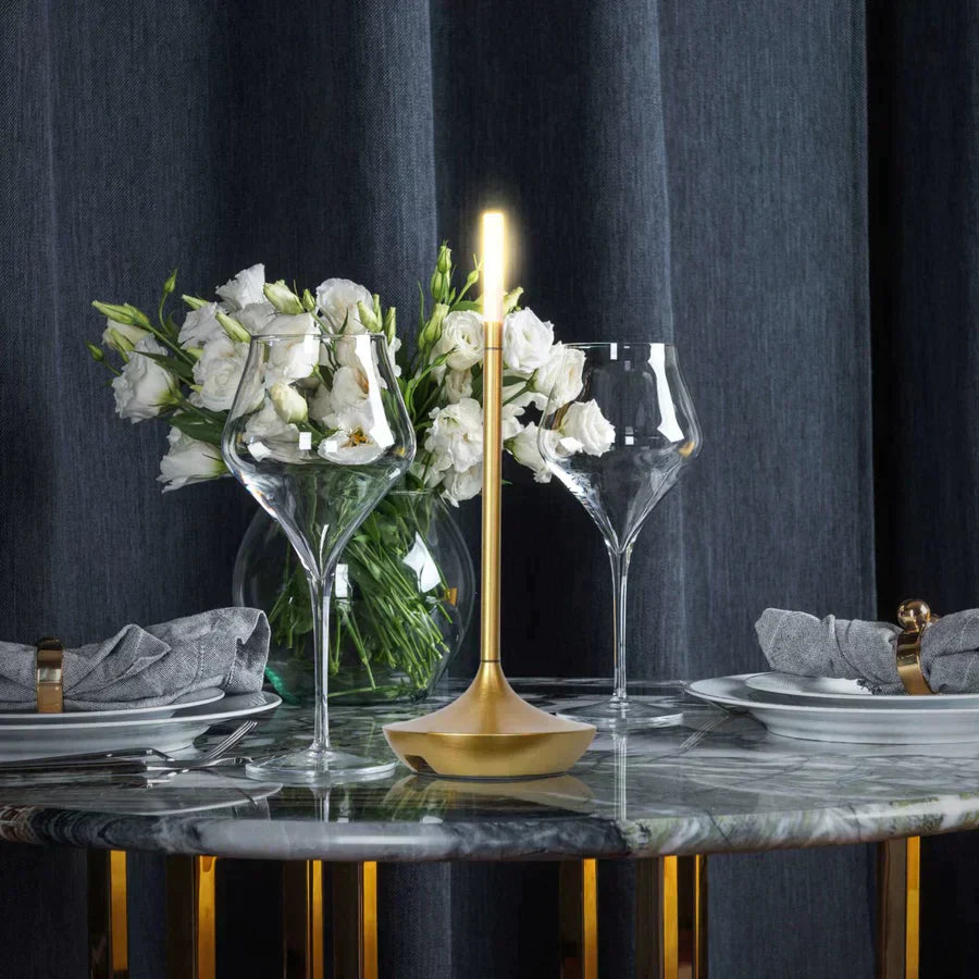 Minimalistyczna lampa stołowa LED z dotykowym włącznikiem w kształcie świecy