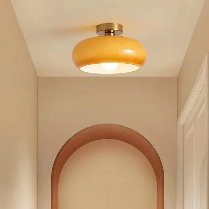 Lampa wisząca z opalizującym kloszem – elegancki akcent w stylu retro Bauhaus