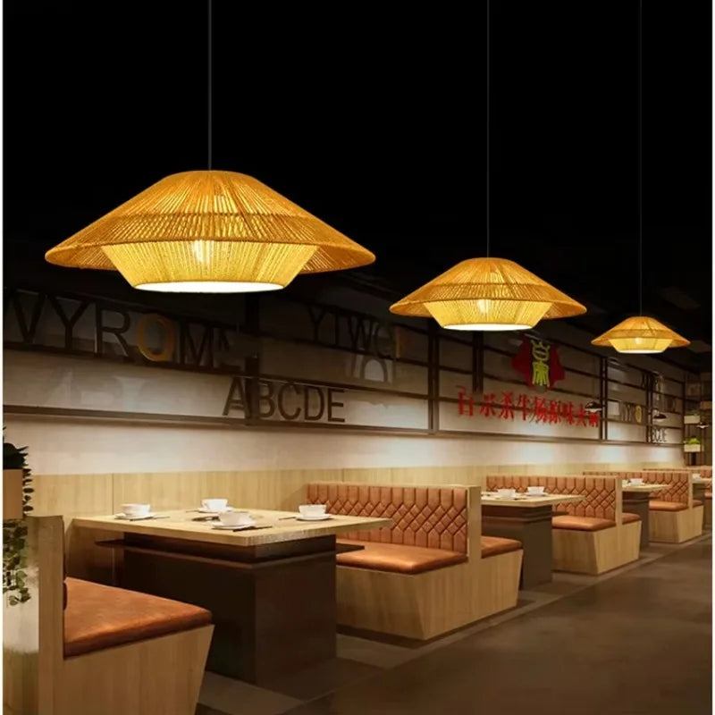 Lampa wisząca boho z rattanu pleciona w stylu japandi