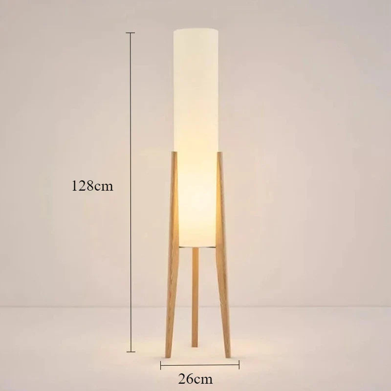Nowoczesna lampa podłogowa z drewnianymi nogami i cylindrycznym kloszem