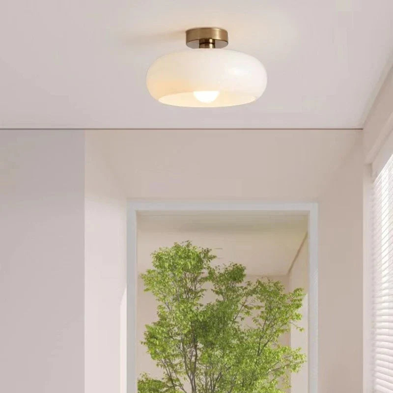 Lampa wisząca z opalizującym kloszem – elegancki akcent w stylu retro Bauhaus