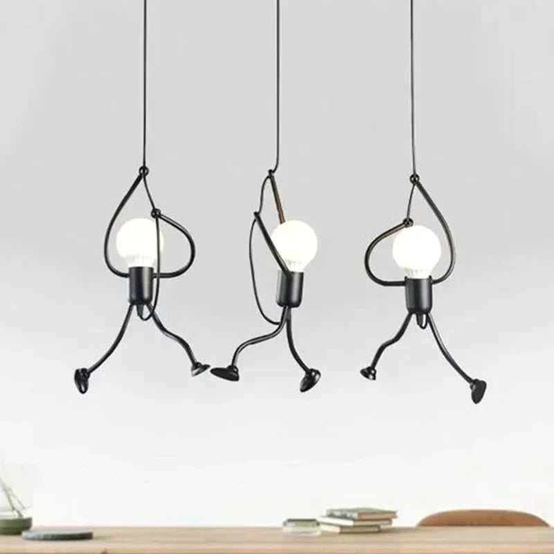 Lampa wisząca z motywem wspinającej się postaci