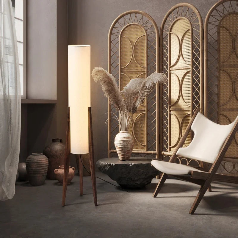 Nowoczesna lampa podłogowa z drewnianymi nogami i cylindrycznym kloszem
