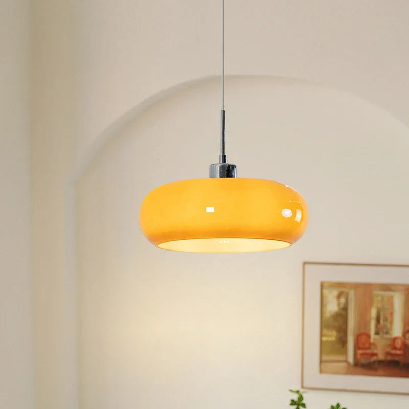 Lampa wisząca z opalizującym kloszem – elegancki akcent w stylu retro Bauhaus