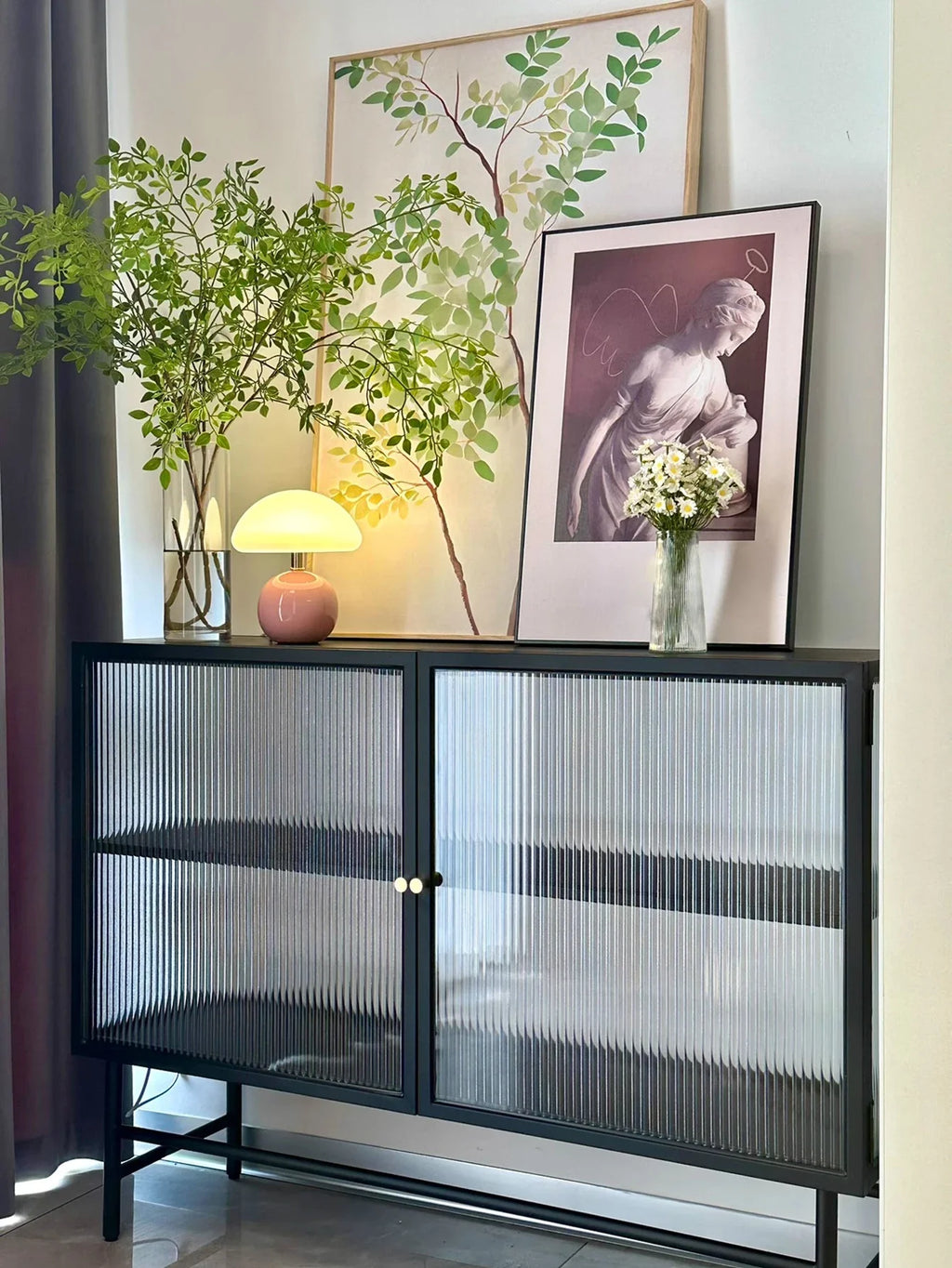 Nowoczesna lampa stołowa z kulistą podstawą i kloszem w kształcie grzybka – styl minimalistyczny