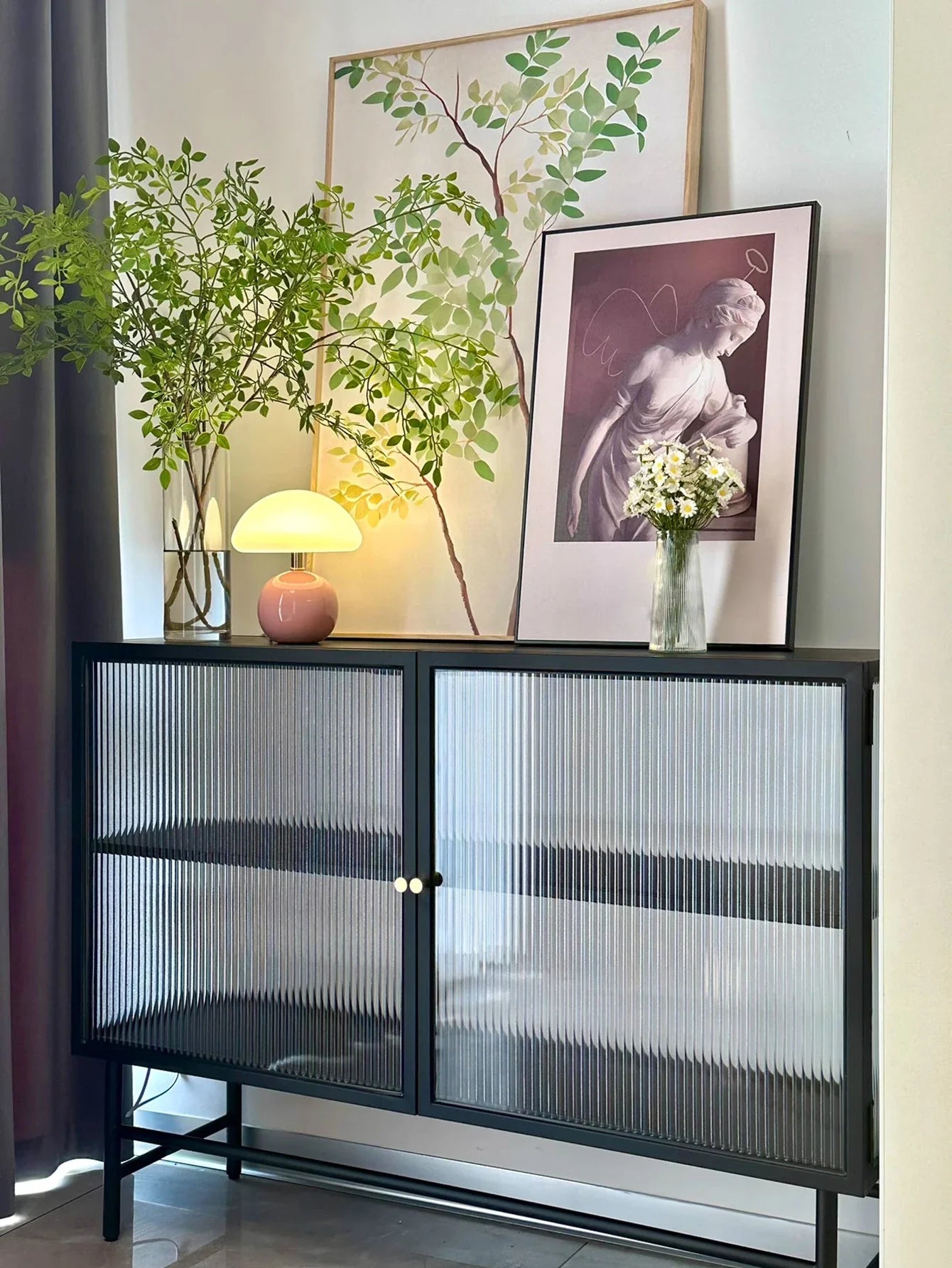 Nowoczesna lampa stołowa z kulistą podstawą i kloszem w kształcie grzybka – styl minimalistyczny