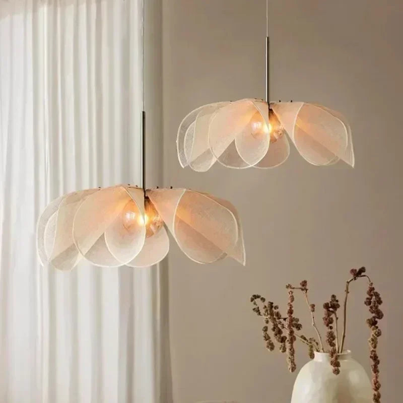 Lampa wisząca kwiatowa – nowoczesny design w stylu boho