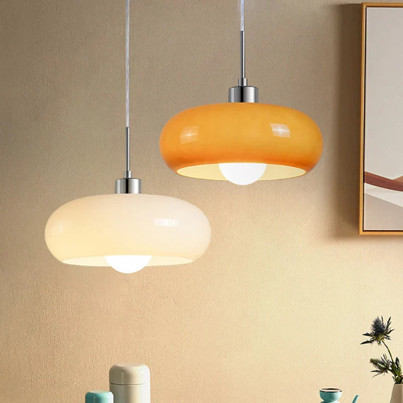 Lampa wisząca z opalizującym kloszem – elegancki akcent w stylu retro Bauhaus