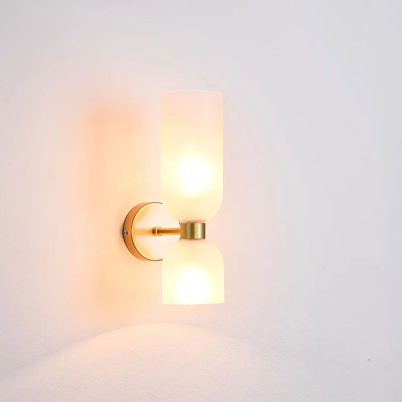 Elegancki kinkiet ścienny ze szkłem dymionym i złotym wykończeniem – podwójne źródło światła