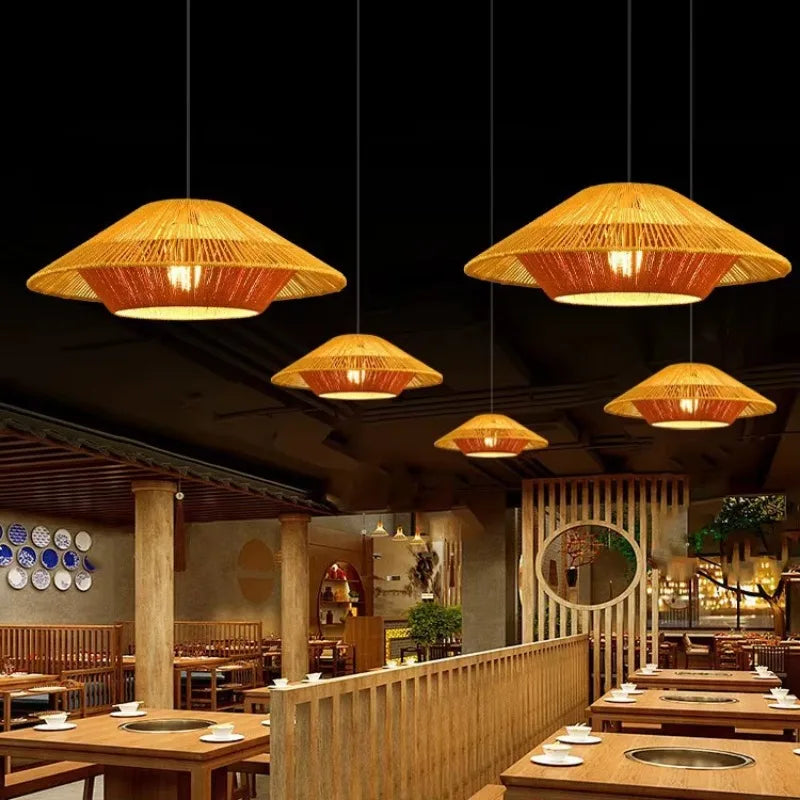 Lampa wisząca boho z rattanu pleciona w stylu japandi