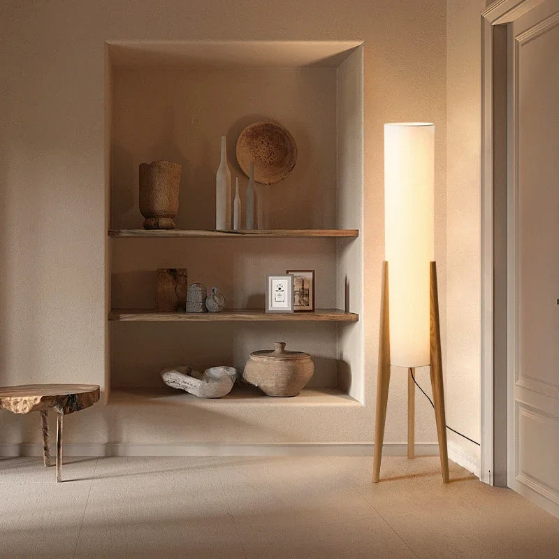 Nowoczesna lampa podłogowa z drewnianymi nogami i cylindrycznym kloszem