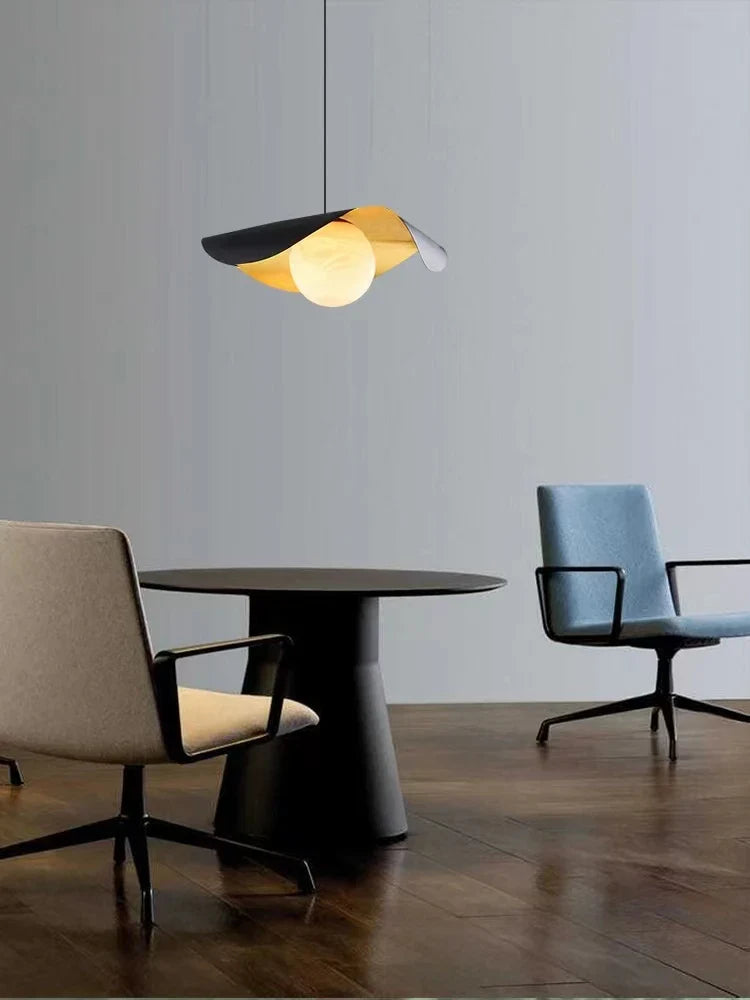 Designerska Lampa Wisząca z Kloszem w Kształcie Kuli i Falującą Osłoną