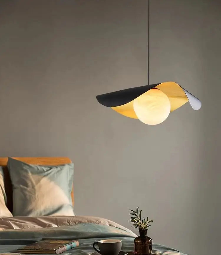 Designerska Lampa Wisząca z Kloszem w Kształcie Kuli i Falującą Osłoną