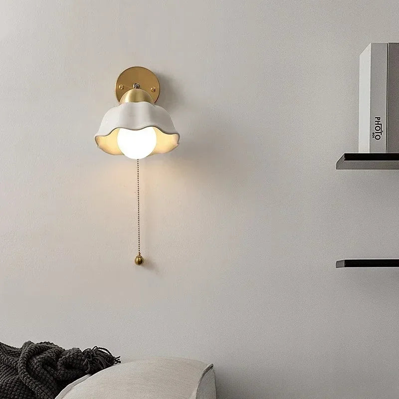 Kinkiet ścienny z falowanym kloszem i łańcuszkiem