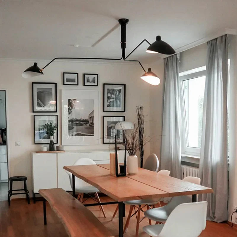 Czarna lampa sufitowa z obrotowymi ramionami – nowoczesny design