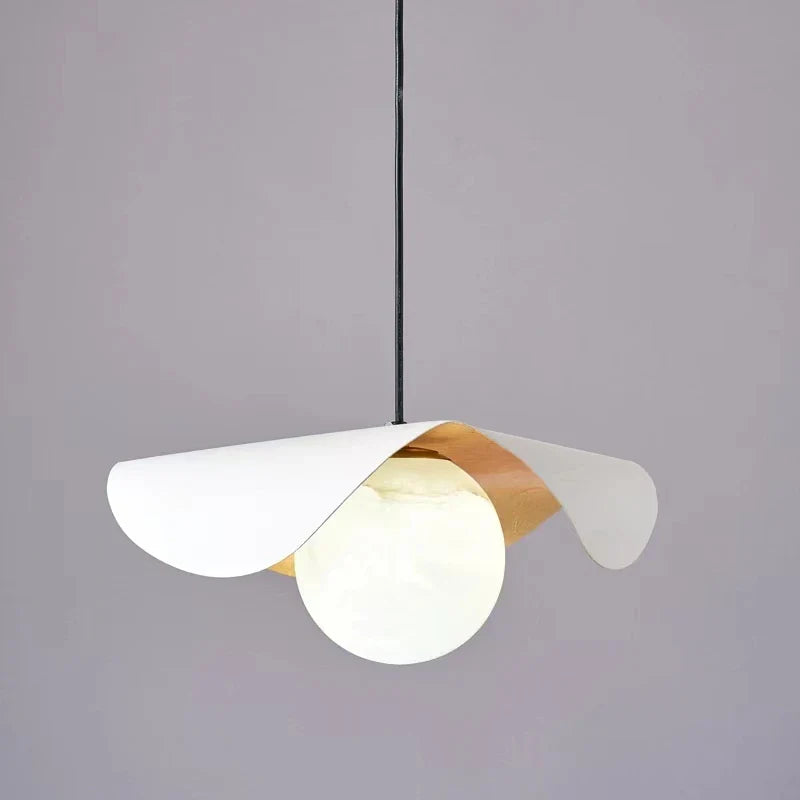 Designerska Lampa Wisząca z Kloszem w Kształcie Kuli i Falującą Osłoną