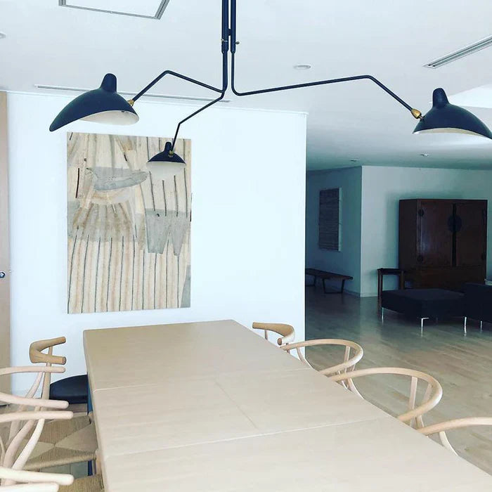 Czarna lampa sufitowa z obrotowymi ramionami – nowoczesny design