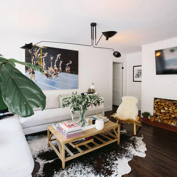 Czarna lampa sufitowa z obrotowymi ramionami – nowoczesny design