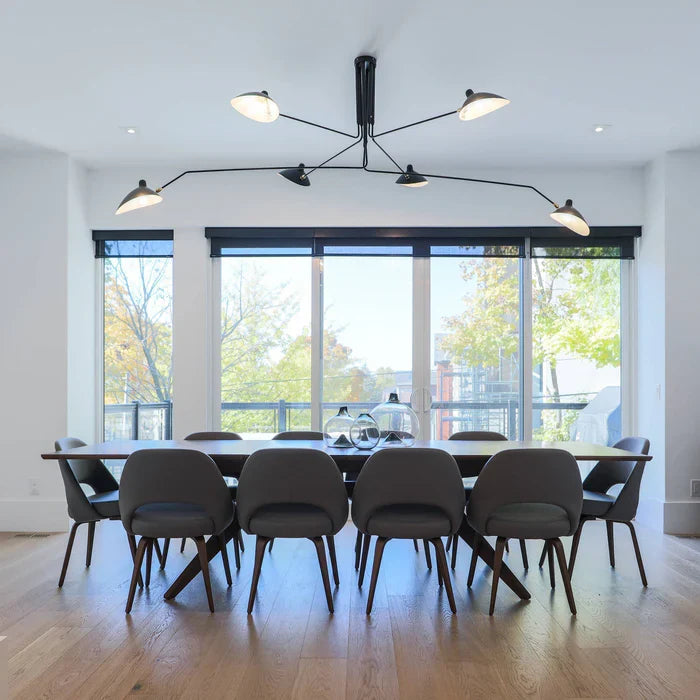 Czarna lampa sufitowa z obrotowymi ramionami – nowoczesny design