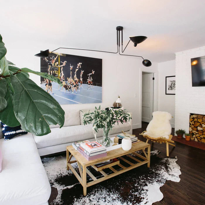 Czarna lampa sufitowa z obrotowymi ramionami – nowoczesny design