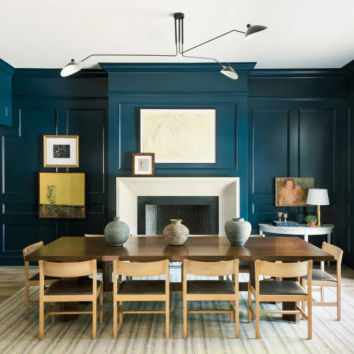 Czarna lampa sufitowa z obrotowymi ramionami – nowoczesny design