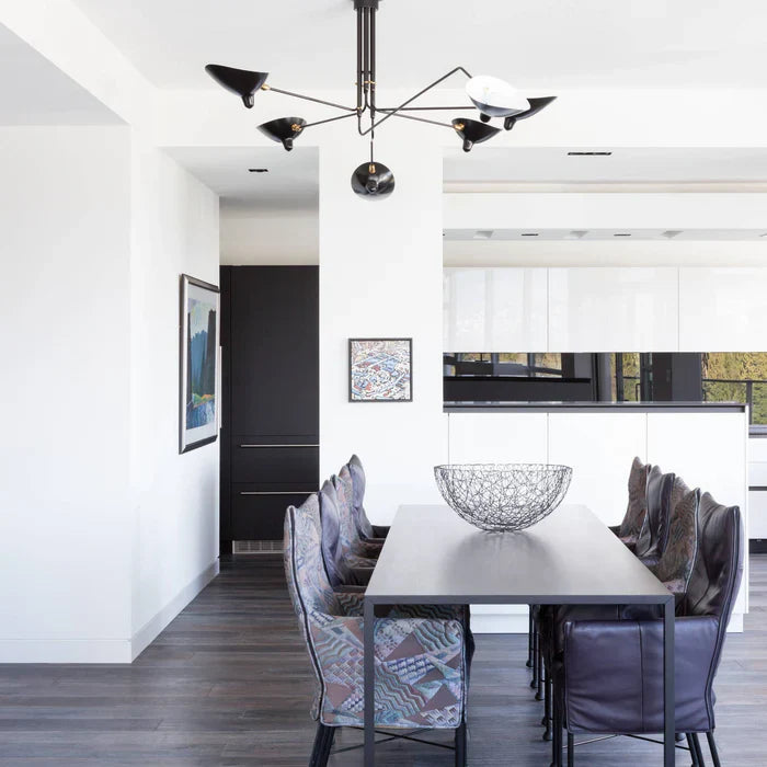 Czarna lampa sufitowa z obrotowymi ramionami – nowoczesny design