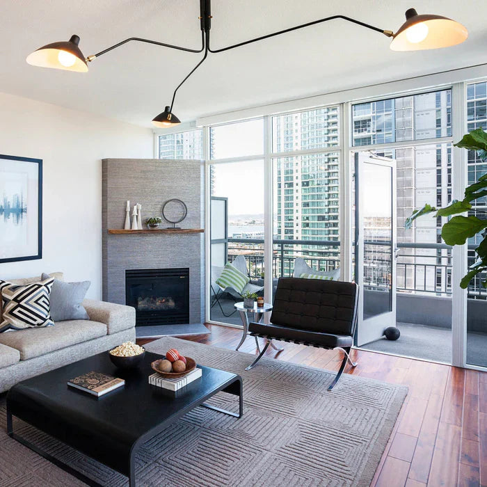 Czarna lampa sufitowa z obrotowymi ramionami – nowoczesny design