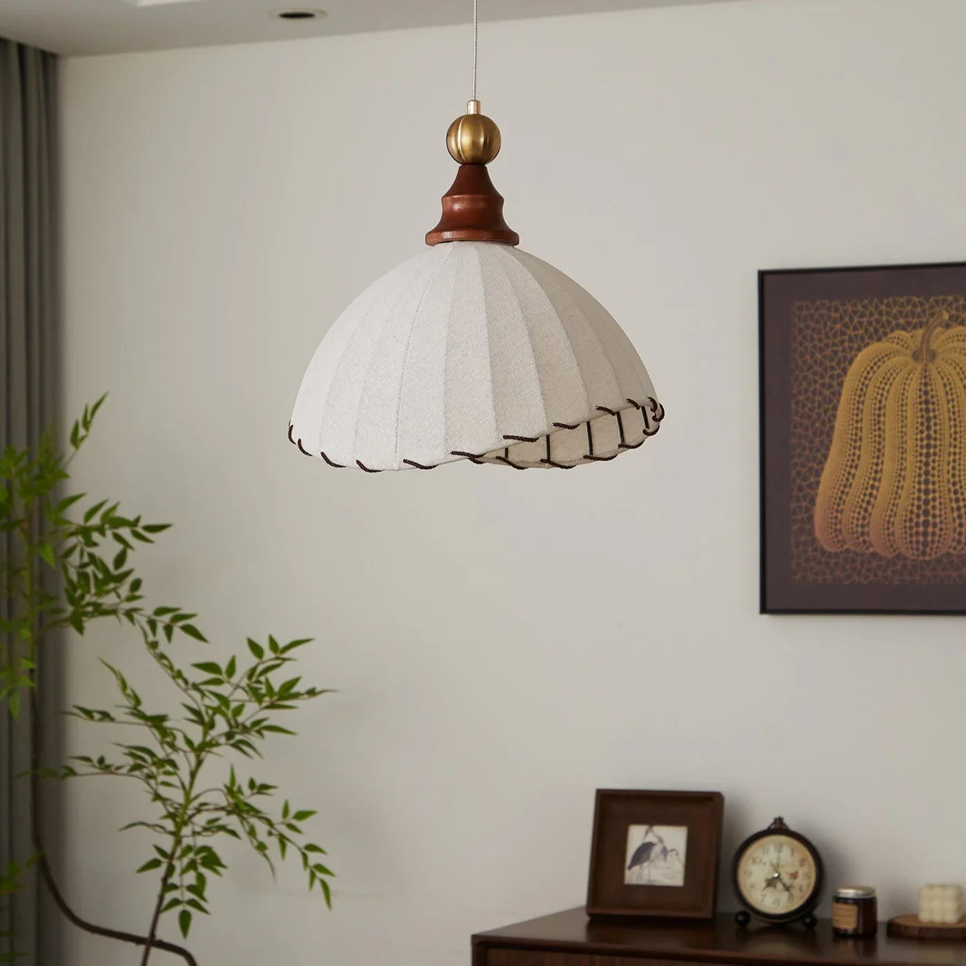 Lampa Wisząca Retro z Jedwabnym Kloszem i Drewnianym Wykończeniem