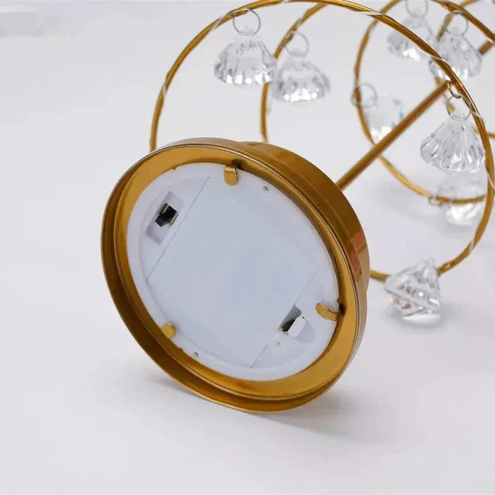 Dekoracyjna choinka LED na złotej podstawie – świąteczna ozdoba ze spiralnym drucikiem i kryształkami