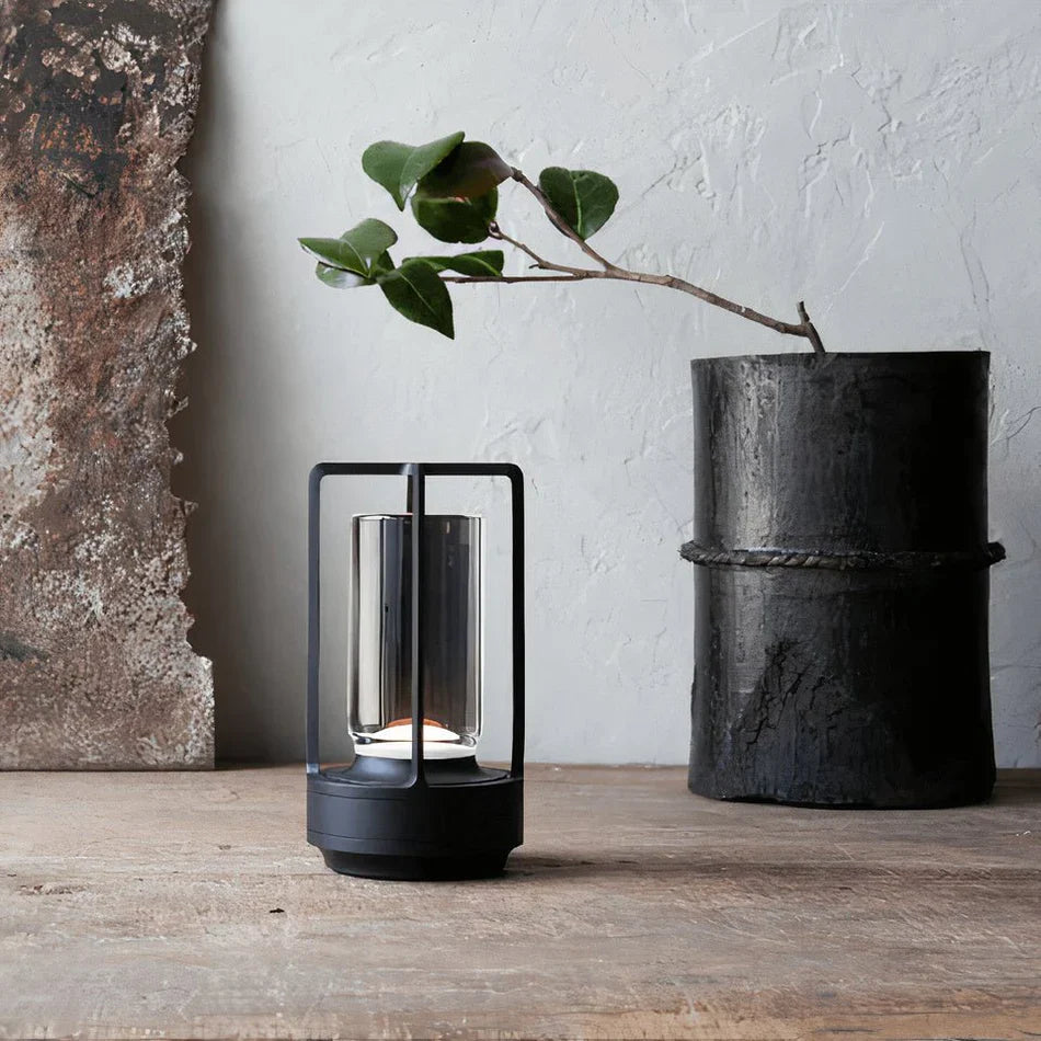 Nowoczesna lampa stołowa LED latarnia z dotykowym włącznikiem i elegancką metalową ramą