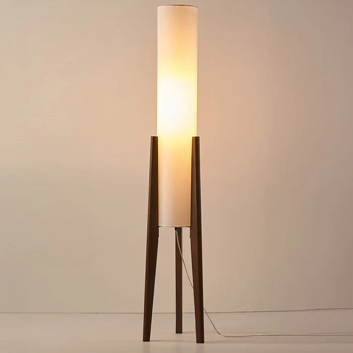 Nowoczesna lampa podłogowa z drewnianymi nogami i cylindrycznym kloszem