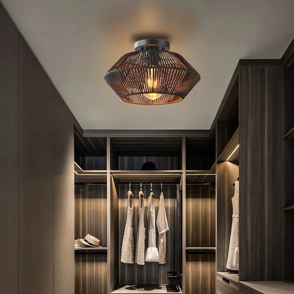 Lampa sufitowa z ażurowym kloszem – nowoczesny plafon w stylu boho lub industrialnym