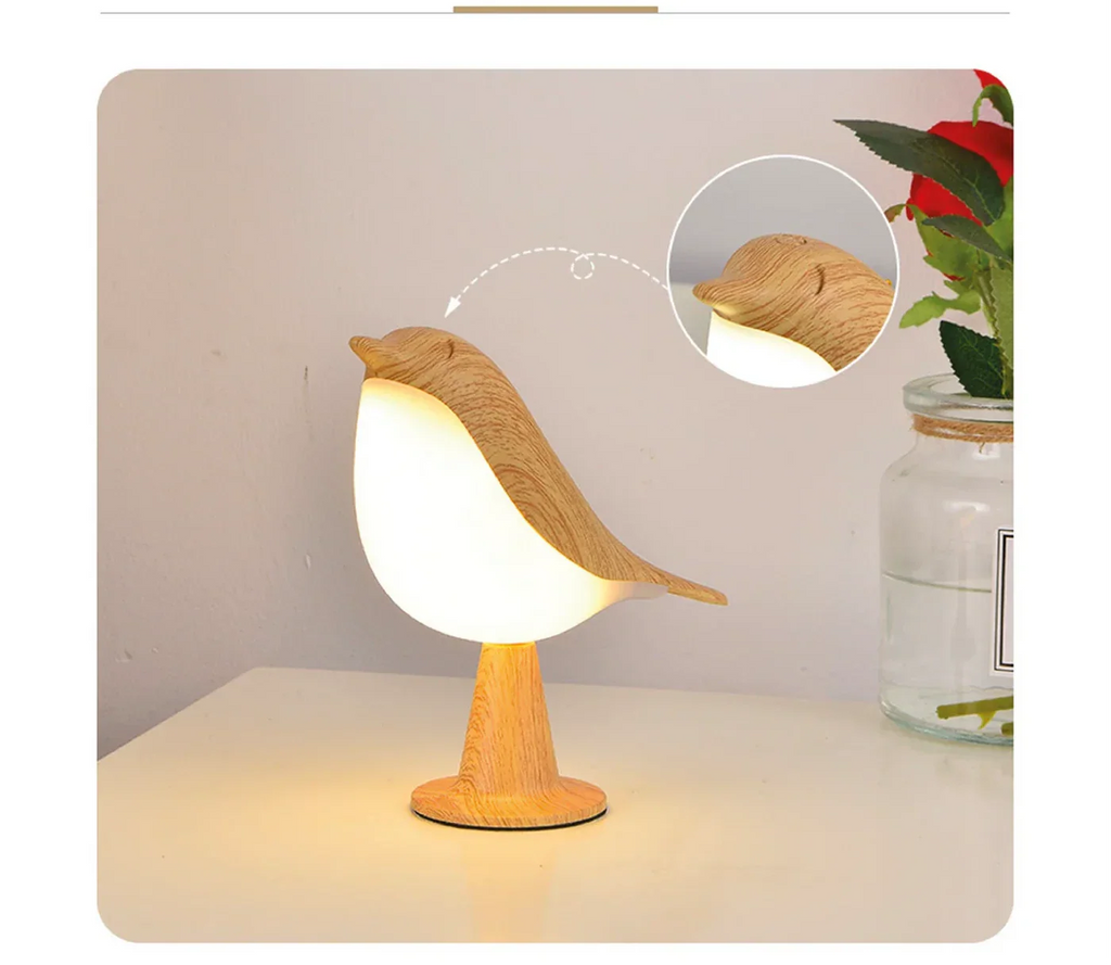 Lampka nocna LED ptaszek – dekoracyjna lampa stołowa z efektem drewna