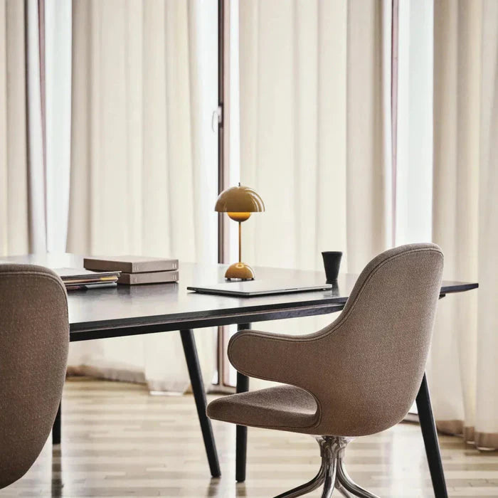 Bezprzewodowa lampa stołowa o minimalistycznym designie