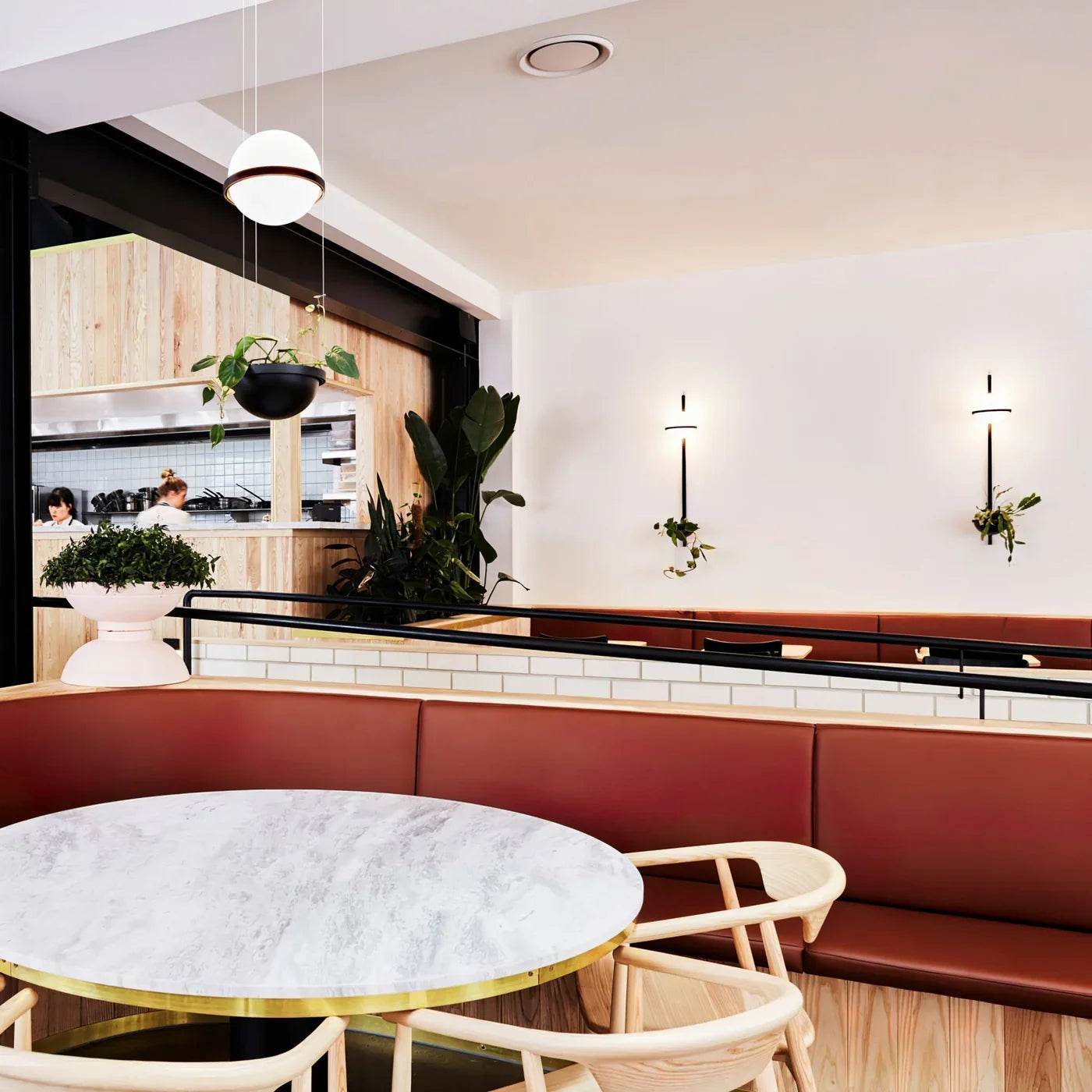 Nowoczesna Kinkietowa Lampa Ścienna z Kulkami LED i Doniczką