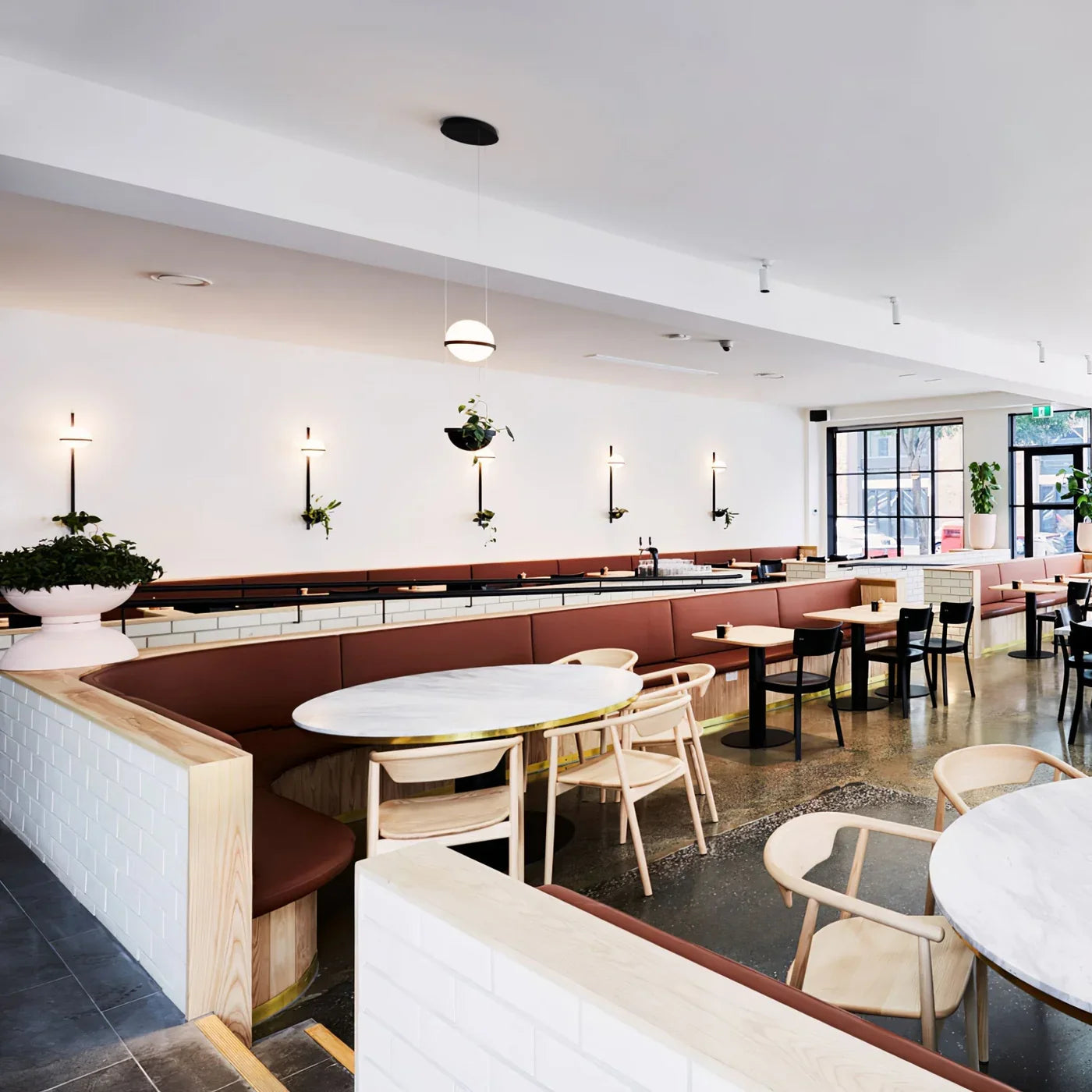 Nowoczesna Kinkietowa Lampa Ścienna z Kulkami LED i Doniczką