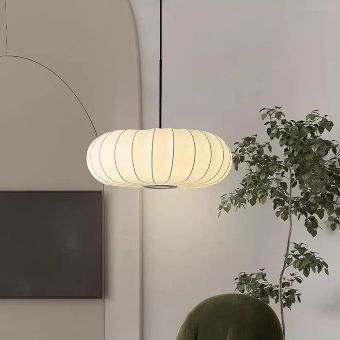 Lampa sufitowa z jedwabnym kloszem styl japoński wabi-sabi – owalny klosz z delikatnym żebrowaniem