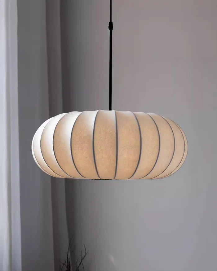 Lampa sufitowa z jedwabnym kloszem styl japoński wabi-sabi – owalny klosz z delikatnym żebrowaniem