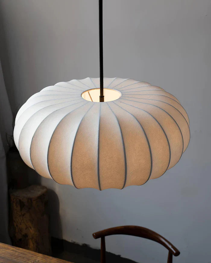 Lampa sufitowa z jedwabnym kloszem styl japoński wabi-sabi – owalny klosz z delikatnym żebrowaniem