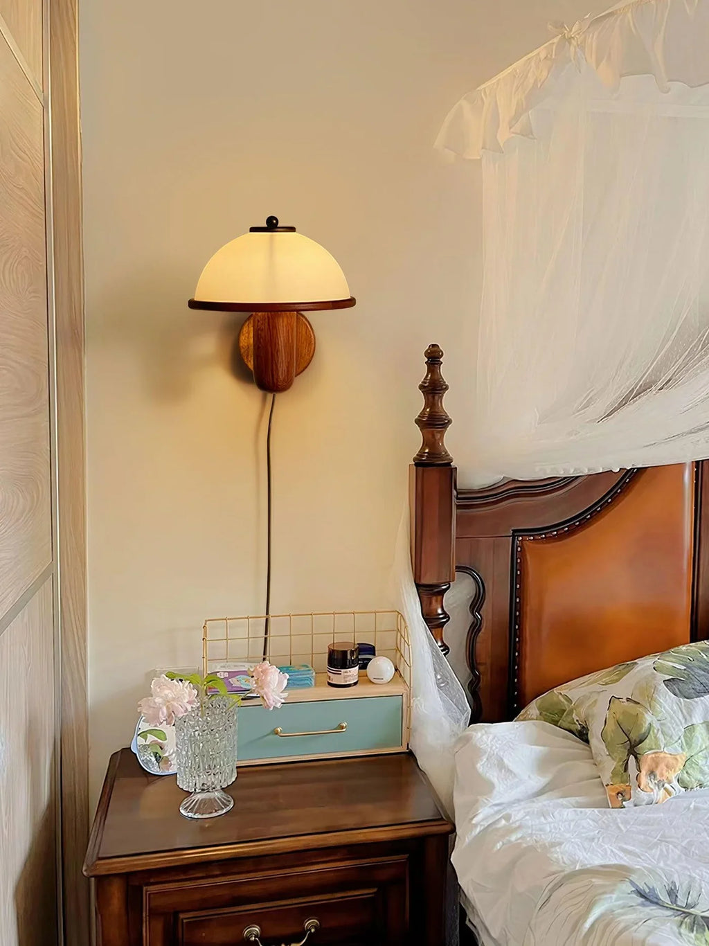 Kinkiet Ścienny z Drewnianymi Akcentami – Lampa do Sypialni