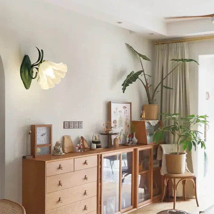 Kinkiet Ścienny w Kształcie Kwiatu – Elegancja i Styl